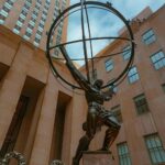 atlas is a bronze statue in rockefeller center