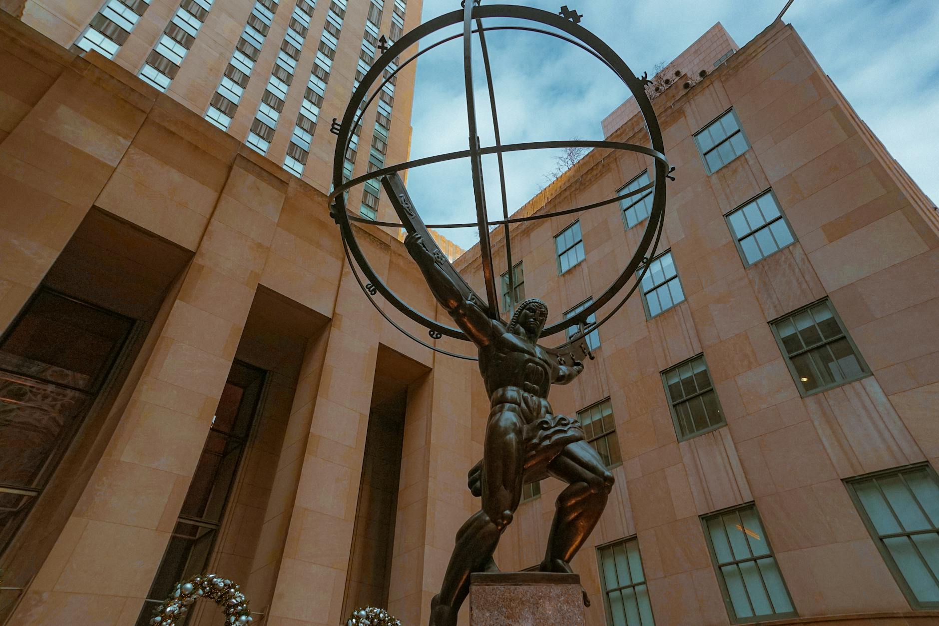 atlas is a bronze statue in rockefeller center